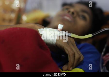 Dhaka, Bangladesh. 29th Mar 2022. Un paziente affetto da diarrea viene trattato in ospedale. (Foto di MD Manik/SOPA Images/Sipa USA) Credit: Sipa USA/Alamy Live News Foto Stock