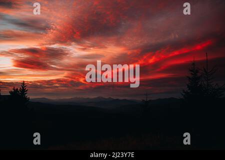 Tramonto magico in montagna. Il cielo è coperto di nuvole Foto Stock