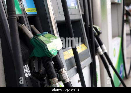 Stazione di pompaggio Stazione di riempimento gas di petrolio Prezzi elevati Foto Stock