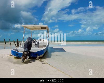 barca nella sabbia su una spiaggia paradisiaca e solitaria Foto Stock
