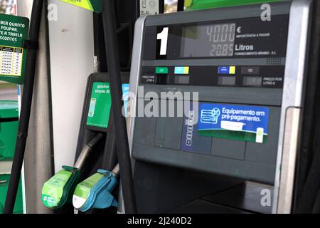 Stazione di pompaggio Stazione di riempimento gas di petrolio Prezzi elevati Foto Stock