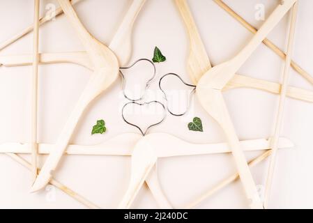 Hangers con piante su sfondo bianco con copy space.consupmtion rispettoso dell'ambiente in shopping.Recycling o zero concetto di spreco Foto Stock