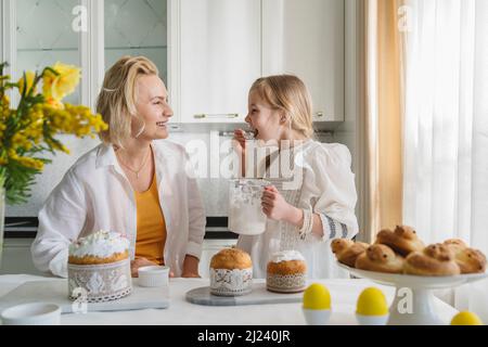 Mamma e figlia stanno divertendosi a cucinare in cucina. Foto Stock