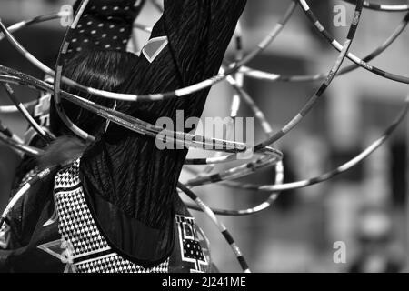 Moontee Sinquah delle tribù Hopi-Tewa e Choctaw si esibisce al Concorso mondiale di danza Hoop tenuto presso l'Heard Museum di Phoenix, Arizona Foto Stock