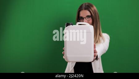 La giovane donna tiene un canister - ideale per il mock-up Foto Stock