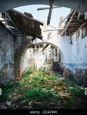 Edificio della Chiesa abbandonato in decadimento in Italia Foto Stock