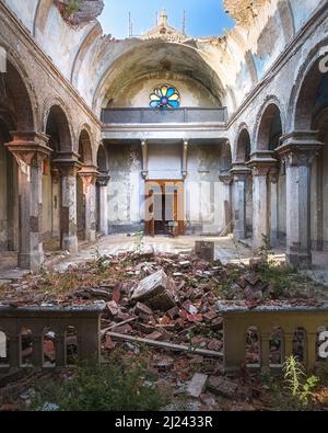 Edificio della Chiesa abbandonato in decadimento in Italia Foto Stock