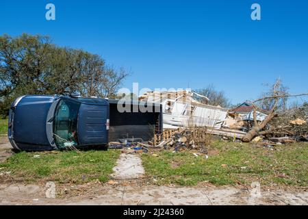 ARABI, LA, USA - 26 MARZO 2022: Pick-up camion ribaltato sul suo lato e casa distrutta dal 22 marzo 2022 tornado Foto Stock