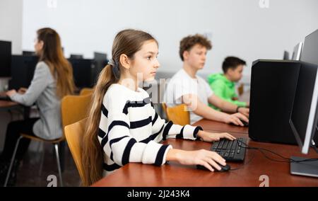 Teen studentessa imparando i principi fondamentali di programmazione in college di calcolatore Foto Stock