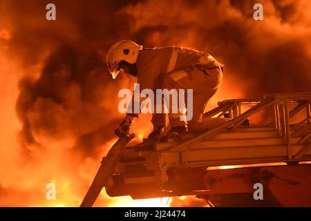Rivne, Ucraina. 29th Mar 2022. I soccorritori lavorano in un sito di impianti di stoccaggio del carburante colpiti dai missili da crociera, mentre l'attacco della Russia all'Ucraina continua, nella regione di Rivne, Ucraina, martedì 29 marzo 2022. Credit: UPI/Alamy Live News Foto Stock