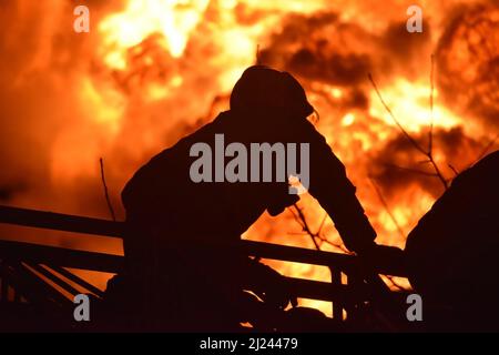Rivne, Ucraina. 29th Mar 2022. I soccorritori lavorano in un sito di impianti di stoccaggio carburante colpiti da missili da crociera, come l'attacco della Russia all'Ucraina continua, nella regione di Rivne, Ucraina, il Martedì 29 marzo 2022. Foto da Stato Emergency Service of Ucraina/ credito: UPI / Alamy Live News Foto Stock