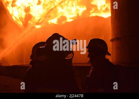 Rivne, Ucraina. 29th Mar 2022. I soccorritori lavorano in un sito di impianti di stoccaggio del carburante colpiti dai missili da crociera, mentre l'attacco della Russia all'Ucraina continua, nella regione di Rivne, Ucraina, martedì 29 marzo 2022. Credit: UPI/Alamy Live News Foto Stock