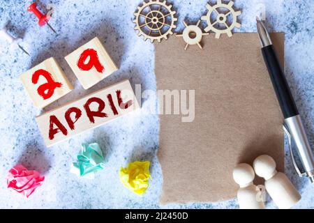 Aprile 29th. Immagine del calendario in legno di aprile 29 su sfondo bianco. Giorno di primavera, spazio vuoto per il testo. Giornata internazionale o mondiale della danza Foto Stock