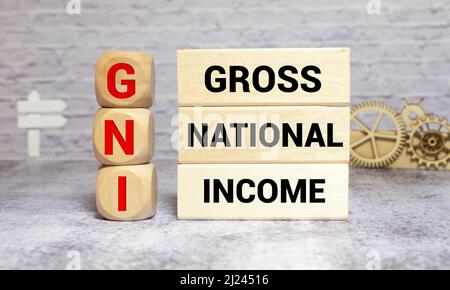 Blocchi di legno con la parola rnl e freccia verso l'alto. Il reddito nazionale lordo è la somma di una nazione è il prodotto interno lordo e il reddito netto che riceve fro Foto Stock