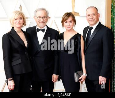 27 marzo 2022, Los Angeles, CA, USA: LOS ANGELES - 27 MARZO: Kate Capshaw, Steven Spielberg, Kristie Macosko Krieger, Mark Krieger ai 94th Academy Awards al Dolby Theatre il 27 marzo 2022 a Los Angeles, CA (Credit Image: © Kay Blake/ZUMA Press Wire) Foto Stock