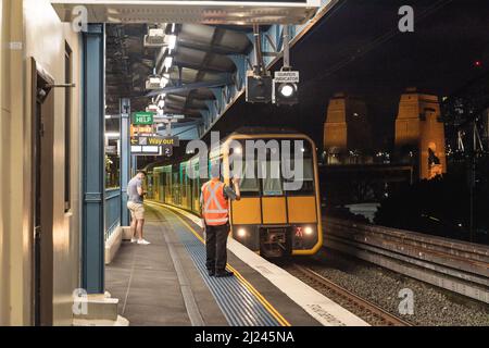 Un treno arriva alla stazione di Milsons Point, Australia Foto Stock