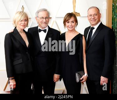 27 marzo 2022, Los Angeles, CA, USA: LOS ANGELES - 27 MARZO: Kate Capshaw, Steven Spielberg, Kristie Macosko Krieger, Mark Krieger ai 94th Academy Awards al Dolby Theatre il 27 marzo 2022 a Los Angeles, CA (Credit Image: © Kay Blake/ZUMA Press Wire) Foto Stock