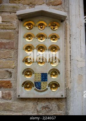 campanelli di un vecchio edificio a venezia Foto Stock