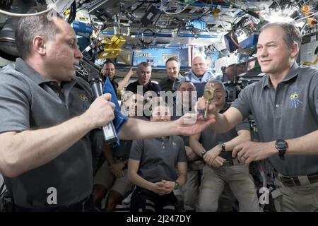 Washington, Stati Uniti. 29th Mar 2022. Il cosmonauta russo Anton Shkaplerov consegna 'le chiavi' alla Stazione spaziale Internazionale all'astronauta della NASA Thomas Marshburn (a destra) il 29 marzo 2022, come Shkaplerov, il cosmonauta collega Pyotr Dubrov, e l'astronauta della NASA Mark Vande Hei ritornano sulla Terra. NASA/UPI Credit: UPI/Alamy Live News Foto Stock