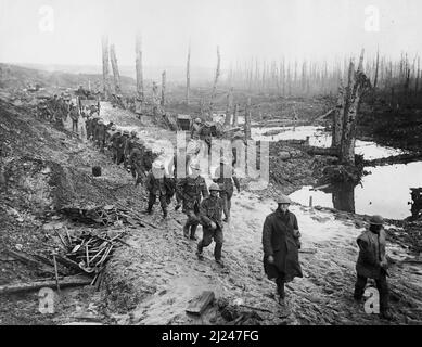 Truppe britanniche del Battaglione 17th (Contea di Londra), Londra Regiment (Pioppo e Stepney Rifles), 47th (2nd Londra) Divisione, attraversando una zona fangosa nella Valle di Ancre, ottobre 1916. Foto Stock