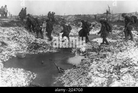 Truppe britanniche che si spostano verso l'area in avanti su un terreno di terra annacquato vicino a la Boisselle, novembre 1916 Foto Stock