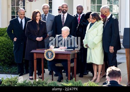 Washington, DC, Stati Uniti. 29th Mar 2022. 29 marzo 2022 - Washington, DC, Stati Uniti: Il Presidente JOE BIDEN firma l'Emmettt till Antillynching Act. (Credit Image: © Michael Brochstein/ZUMA Press Wire) Foto Stock