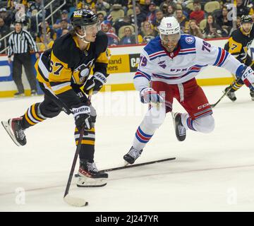 Pittsburgh, Stati Uniti. 29th Mar 2022. New York Rangers difensore K'Andre Miller (79) dopo aver spezzato il bastone tenta di rompere Pittsburgh Penguins destra ala Rickard Rakell (67) girato durante il secondo periodo alla PPG Paints Arena di Pittsburgh martedì 29 marzo 2022. Foto di Archie Carpenter/UPI Credit: UPI/Alamy Live News Foto Stock