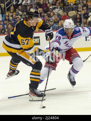 Pittsburgh, Stati Uniti. 29th Mar 2022. New York Rangers difensore K'Andre Miller (79) dopo aver spezzato il bastone tenta di rompere Pittsburgh Penguins destra ala Rickard Rakell (67) girato durante il secondo periodo alla PPG Paints Arena di Pittsburgh martedì 29 marzo 2022. Foto di Archie Carpenter/UPI Credit: UPI/Alamy Live News Foto Stock