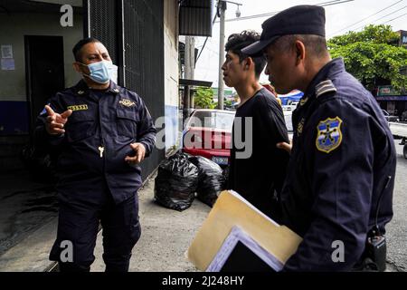 San Salvador, El Salvador. 29th Mar 2022. La polizia scorta un presunto membro della banda in un centro di detenzione. Il Congresso Salvadoran ha approvato uno Stato di emergenza la Domenica 27th dopo che il paese ha registrato i suoi casi di violenza più alta nella storia recente con 62 omicidi a causa di violenza legata a gang.secondo il governo Salvadoran più di 1.400 presunti membri di gang dalla MS-13 e Barrio 18 gang sono stati catturato. Credit: SOPA Images Limited/Alamy Live News Foto Stock