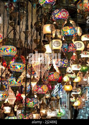 lampade colorate nel mercato di istanbul Foto Stock