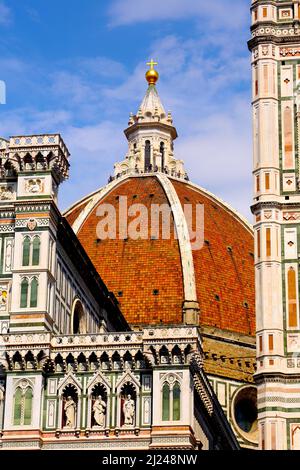 Il Duomo e il campanile (destra) sono due degli iconici edifici rinascimentali nel centro di Firenze Italia Foto Stock