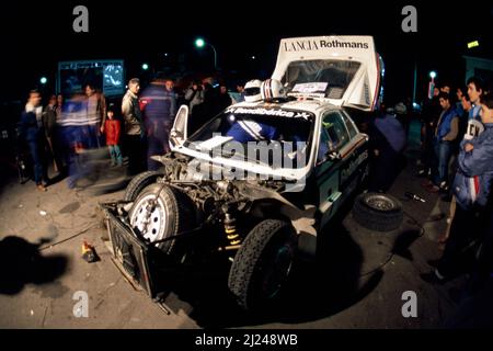 Salvador Servia (ESP) Jordi Sabater (ESP) Lancia Rally 037 GRB Jolly Club Rothmans 2nd posizione durante un servizio di parcheggio Foto Stock