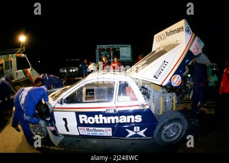 Salvador Servia (ESP) Jordi Sabater (ESP) Lancia Rally 037 GRB Jolly Club Rothmans 2nd posizione durante un servizio di parcheggio Foto Stock