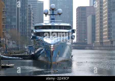 London, UK, 29th Mar, 2022. Il superyacht 'Phi' ormeggiato a Canary Wharf è stato arrestato dalle autorità britanniche ore prima che fosse stabilito per la navigazione, dopo che un'indagine ha rivelato i collegamenti del suo proprietario con la Russia. La nave del valore di £38 milioni era in città per partecipare ad una cerimonia di premiazione del superyacht ed è detta essere la prima nave sequestrata nelle acque britanniche. Il segretario ai trasporti Grant Shapps ha affermato che la detenzione avrebbe inviato un "monito insignificante a Putin e ai suoi amici”. Undicesima ora di fotografia/Alamy Live News Foto Stock