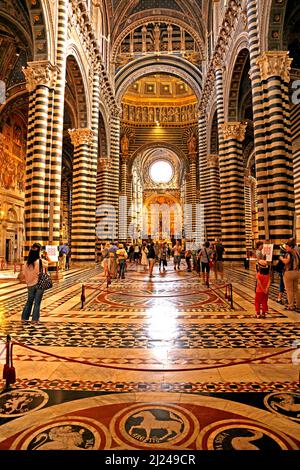 L'interno del Duomo di Siena Foto Stock