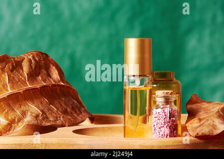 Bottiglie di profumo set con liquidi e oli sul vassoio di erbe di legno prodotti cosmetici di bellezza e erbe Foto Stock