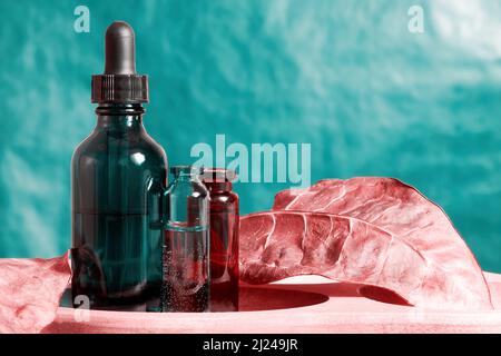 Set di bottiglie per cosmetici e spa turchesi per tonici e profumi. Prodotti cosmetici esposizione decorativa. Assistenza sanitaria e cura del corpo Foto Stock