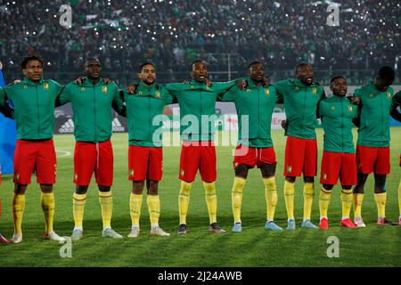 Blida, Algeria. 29th Mar 2022. I giocatori del Camerun si allineano prima della seconda tappa della partita di calcio dei Qualificatori africani della Coppa del mondo FIFA 2022 tra Algeria e Camerun a Blida, Algeria, 29 marzo 2022. Credit: Str/Xinhua/Alamy Live News Foto Stock