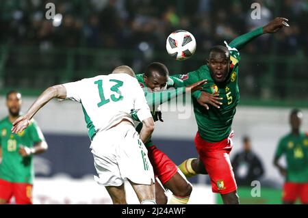 Blida, Algeria. 29th Mar 2022. L'Islam algerino Slimani (L) vibra con Michael Ngadeu-Ngadjui (R) in Camerun durante la seconda tappa della partita di calcio dei Qualifieri africani della Coppa del mondo FIFA 2022 tra Algeria e Camerun a Blida, Algeria, 29 marzo 2022. Credit: Str/Xinhua/Alamy Live News Foto Stock