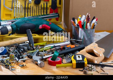 Attrezzi di riparazione su sfondo in legno Foto Stock