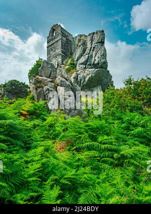 Sito turistico Cornovaglia centrale in un giorno d'estate, un affioramento di granito con antica cappella in rovina e tower.A ex Hermitage, vicino Bodmin e St.Austell, pr Foto Stock