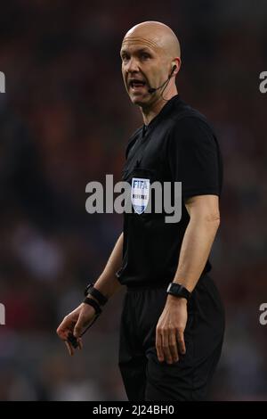 Porto, Portogallo, 29th marzo 2022. L'arbitro Anthony Taylor d'Inghilterra reagisce durante la Coppa del mondo FIFA 2022 - European Qualificing Match all'Estadio do Dragao di Porto. Il credito d'immagine dovrebbe essere: Jonathan Moscrop / Sportimage Credit: Sportimage/Alamy Live News Foto Stock