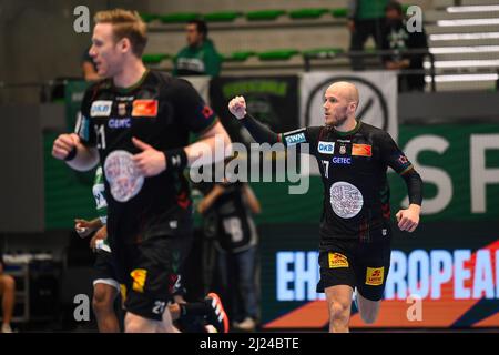 Lisbona, Portogallo. 29th Mar 2022. Magnus Gullerud di Magdeburg (L) e Tim Hornke di Magdeburg (R) visto in azione durante l'ultimo 16 EHF European League Handball match tra Sporting CP e SC Magdeburg a Pavilhão João Rocha.Final Score; Sporting CP 29:29 SC Magdeburg. (Foto di Bruno de Carvalho/SOPA Images/Sipa USA) Credit: Sipa USA/Alamy Live News Foto Stock