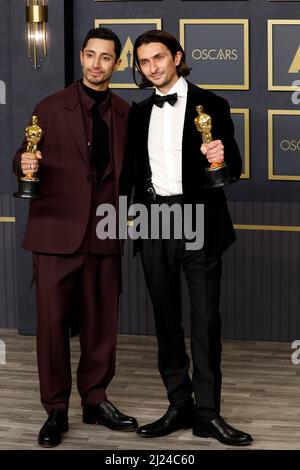 28 marzo 2022, Los Angeles, CA, Stati Uniti d'America: LOS ANGELES - 27 MARZO: Riz Ahmed, Aneil Karia ai 94th Academy Awards al Dolby Theatre il 27 marzo 2022 a Los Angeles, CA (Credit Image: © Kay Blake/ZUMA Press Wire) Foto Stock