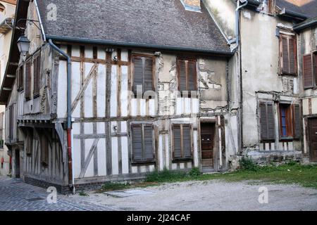 Case medievali a graticcio in pessime riparazioni in una città francese Foto Stock