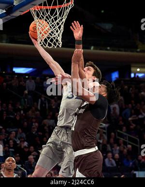 New York, Stati Uniti. 29 marzo 2022, New York, New York, Stati Uniti d'America: Xavier Musketeers Forward Zach Freemantle (32) guida al basket come St. Bonaventure Bonnies Forward Osun Osunniyi (21) cerca di difendere nella seconda metà durante le semifinali NIT a Madison Square Garden a New York City martedì 22 marzo 2022. Xavier sconfisse St. Bonaventure 84-77. Credito Duncan Williams/CSM: CAL Sport Media/Alamy Live News Foto Stock