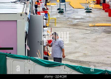 Hong Kong, Cina. 29th Mar 2022. Un residente ritorna nella sua unità in una struttura di isolamento temporaneo per i pazienti Covid-19 a San Tin. Credit: SOPA Images Limited/Alamy Live News Foto Stock