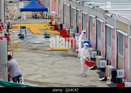 Hong Kong, Cina. 29th Mar 2022. Un residente esce dalla sua unità in una struttura di isolamento temporaneo per i pazienti di Covid-19 a San Tin. Credit: SOPA Images Limited/Alamy Live News Foto Stock