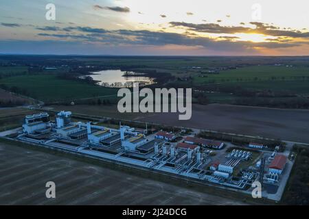 PRODUZIONE - 29 marzo 2022, Brandeburgo, Mallnow: La stazione di compressori a gas naturale Mallnow di Gascade Gastransport GmbH (fotografia aerea scattata dal drone). La stazione di compressione di Mallnow, vicino al confine tedesco-polacco, riceve principalmente gas naturale russo. Dalla fonte al punto di utilizzo, il gas naturale percorre diverse migliaia di chilometri nel gasdotto 'Jagal'. Tali stazioni di compressione sono necessarie per mantenere una pressione costante per il trasporto nella tubazione. Da qui, il gas russo fluisce attraverso il JAGAL (Yamal gas link Pipeline) nella rete tedesca di gasdotti per il Foto Stock