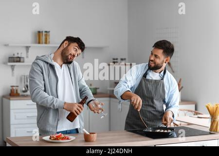 Giovani fratelli che trascorrono del tempo insieme in cucina Foto Stock